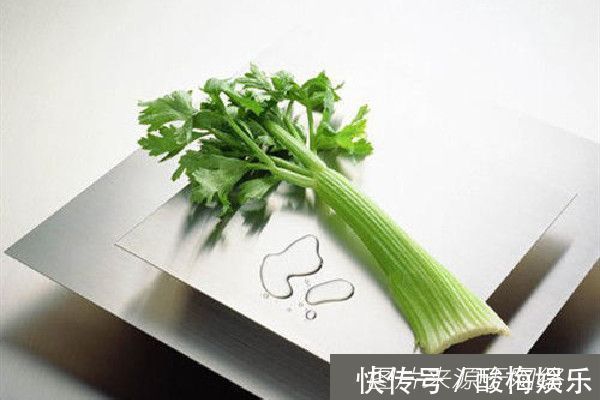 食用|芹菜的2个克星,万万不可一起吃,否则会给我们带来不必要的负担
