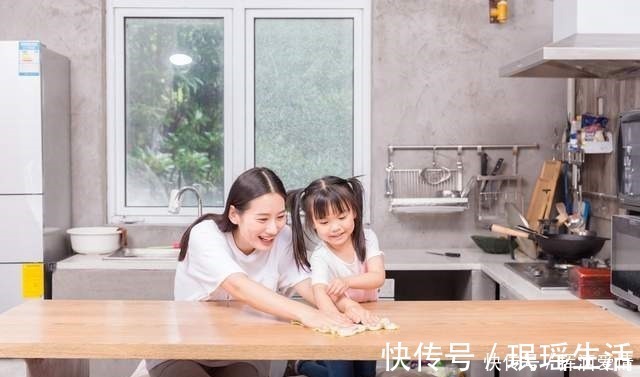 孩子|大鸡腿往嘴里一放,两岁萌娃背手学姥爷走路,气质拿捏得稳稳的