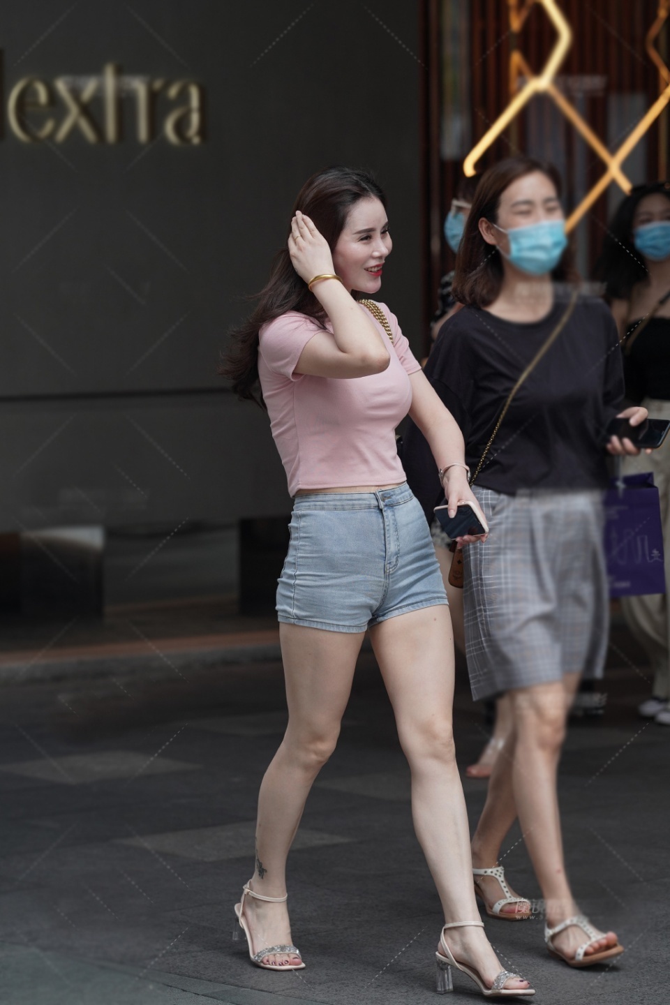 印花连衣裙|印花连衣裙搭配铆钉凉拖鞋，这样穿清爽凉快又惹眼好看