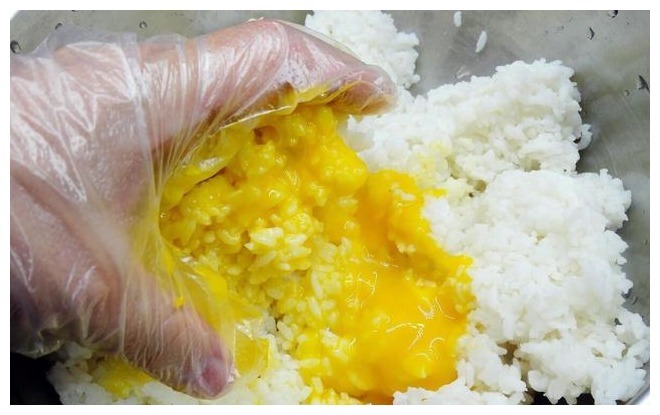 做蛋炒饭,不要先炒鸡蛋也不要先炒饭,跟我这样做,炒饭粒粒分明