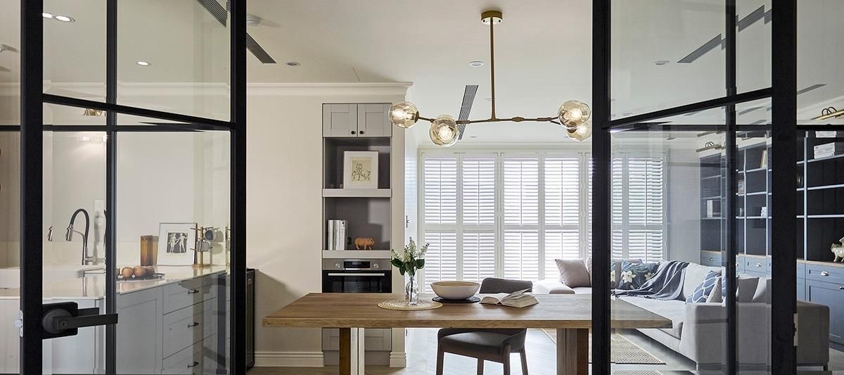 卧室床|她家122㎡的房子一入户就把人迷住,全屋堪比电影中的场景,太美了