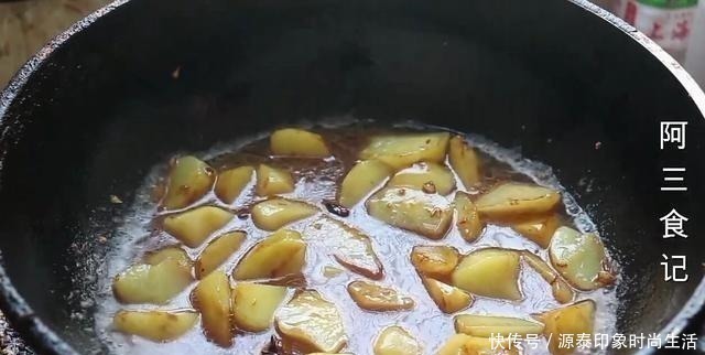 土豆|土豆别炖了,加3个鸡蛋,教你新做法,营养解馋又下饭,比肉还香