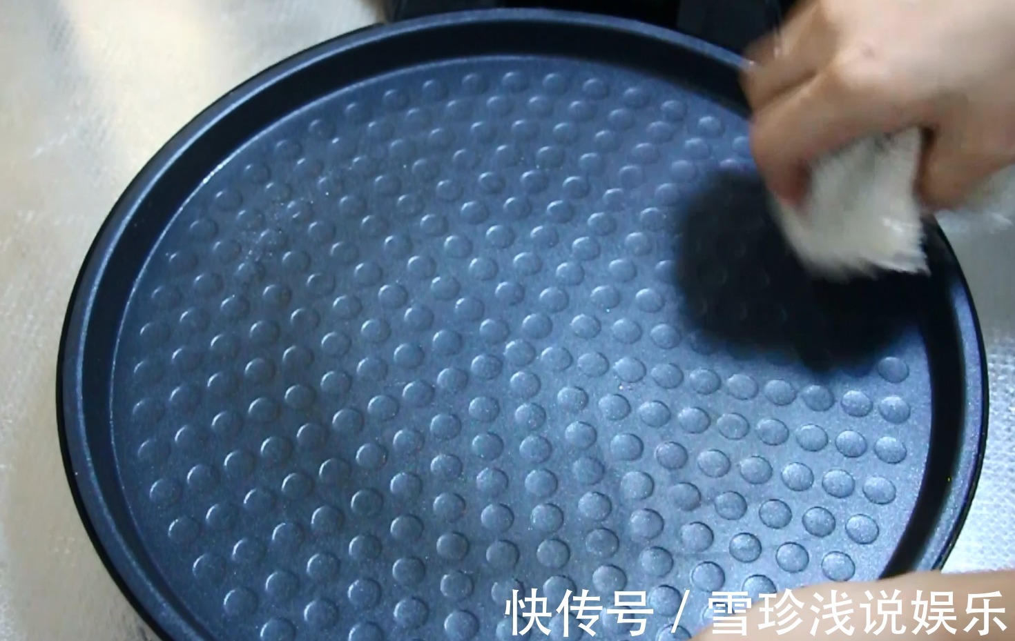 电饼铛用完怎么洗?教你一招不用刷,顽固的油垢都会掉!