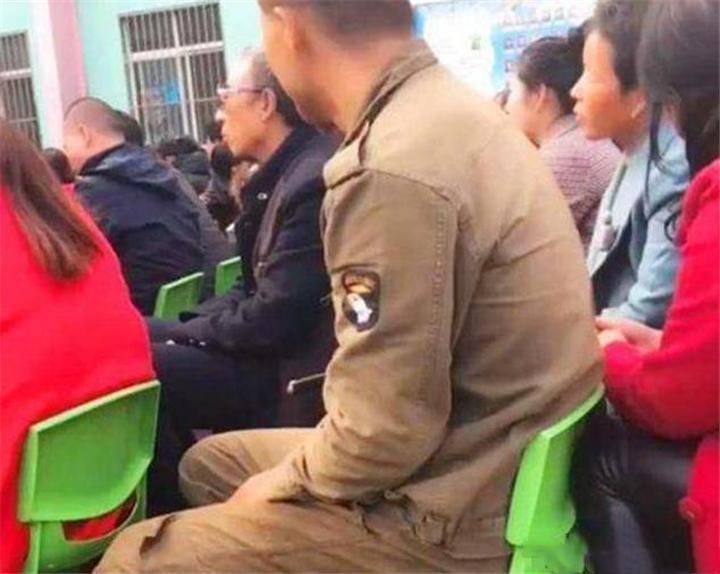 家长会|爸爸穿工作服给孩子开家长会,遭其他家长议论:孩子不要面子?