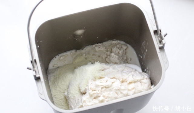 发酵|吐司面包的经典做法,无需加蛋组织细腻柔软,奶香浓郁值得等待!