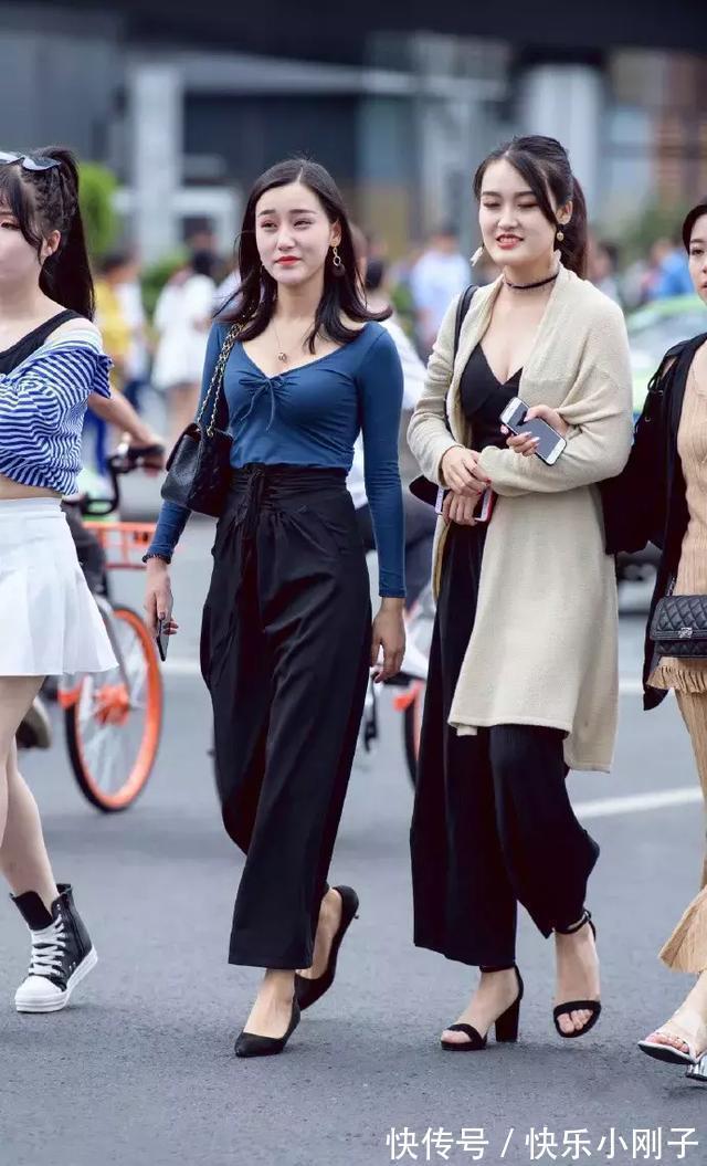 小姐姐 牛仔裤将纤细的身材尽显无遗,简约时尚优雅彰显时尚活力