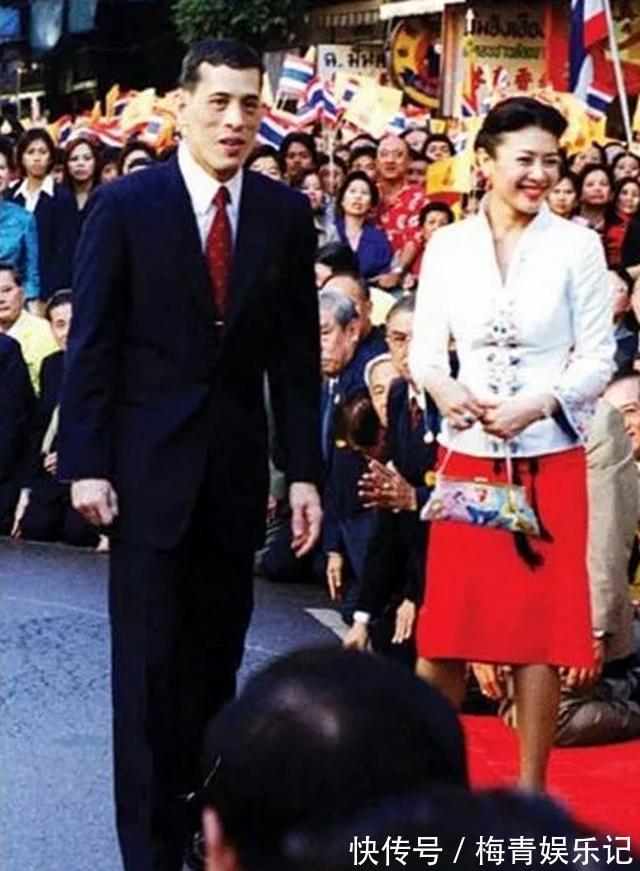 玛哈#同是签文件:苏提达跪地签,诗妮娜躲角落签,泰王却为西拉米铺纸