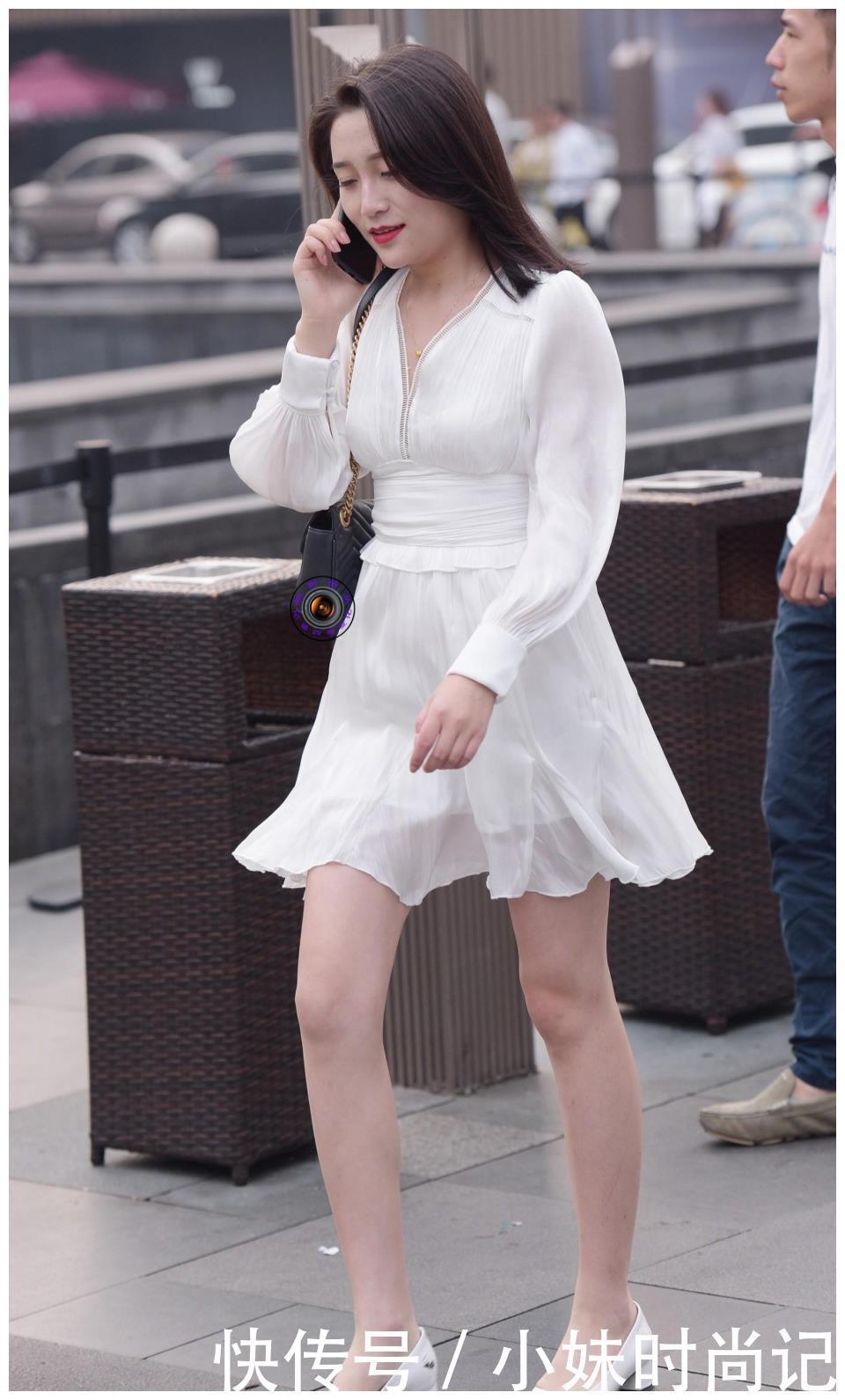 显胖|街拍:穿白色连衣裙, 美女搭配一条白色腰封, 不显胖还提升档次