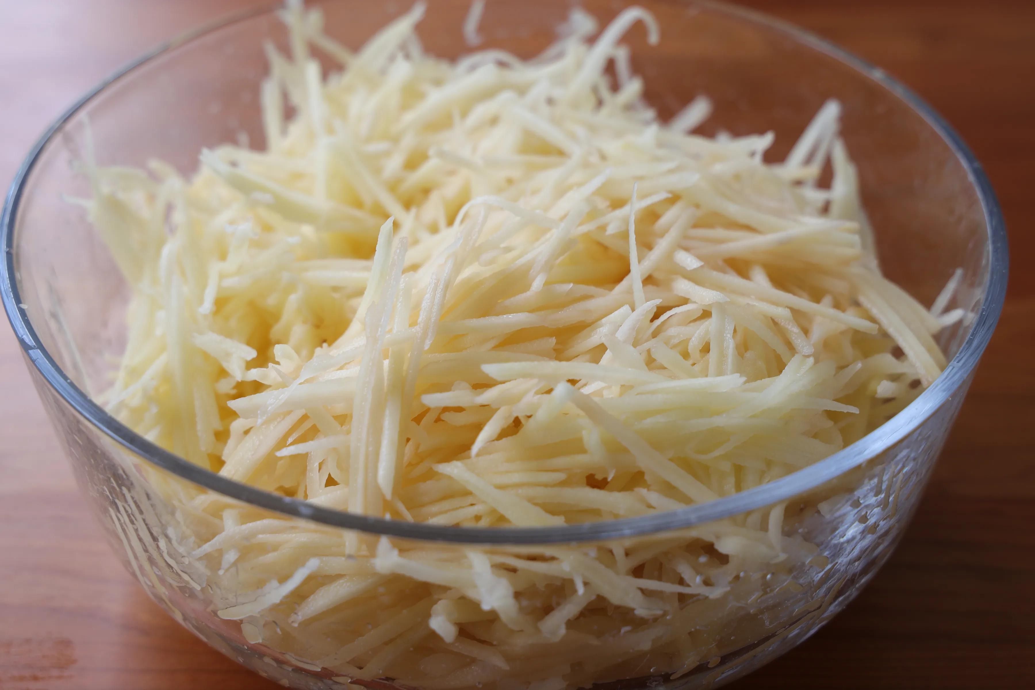 青菜|伏天，我家最爱的土豆吃法，炒一大锅，蔬菜主食都有，好吃又省事