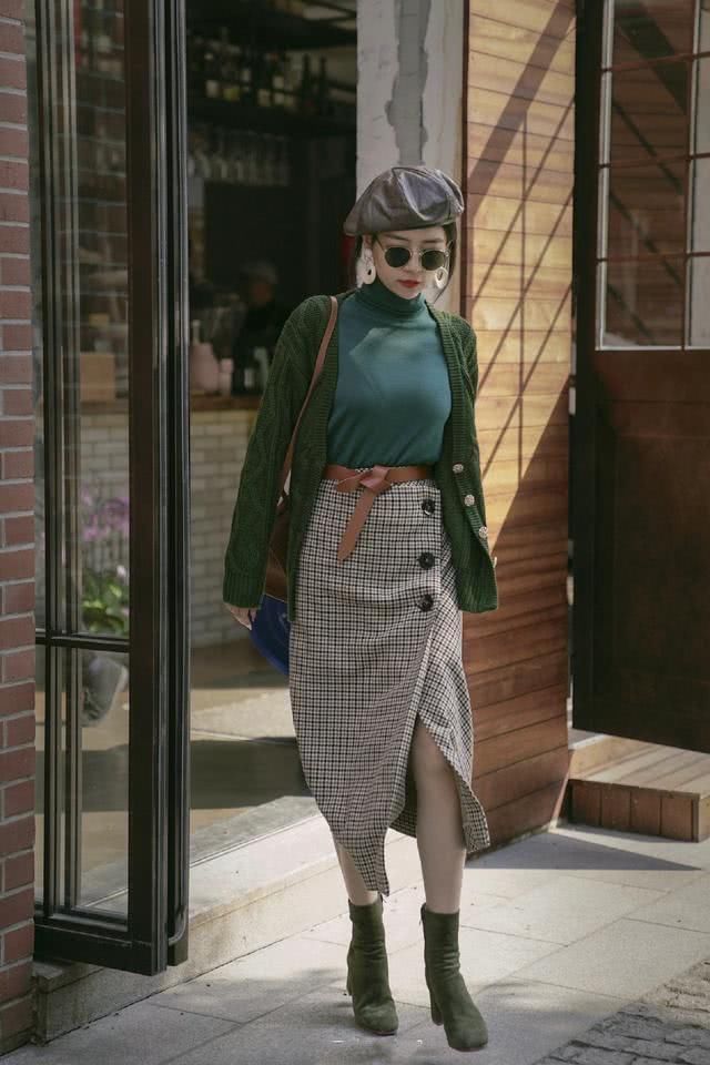 奔四的女人尽量少穿牛仔裙，看看三木这样穿多美，优雅大气上档次