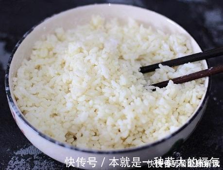 沙拉酱|剩米饭升级做法，不炒不煮也不煎，两手一捏，我连吃了3天也不腻