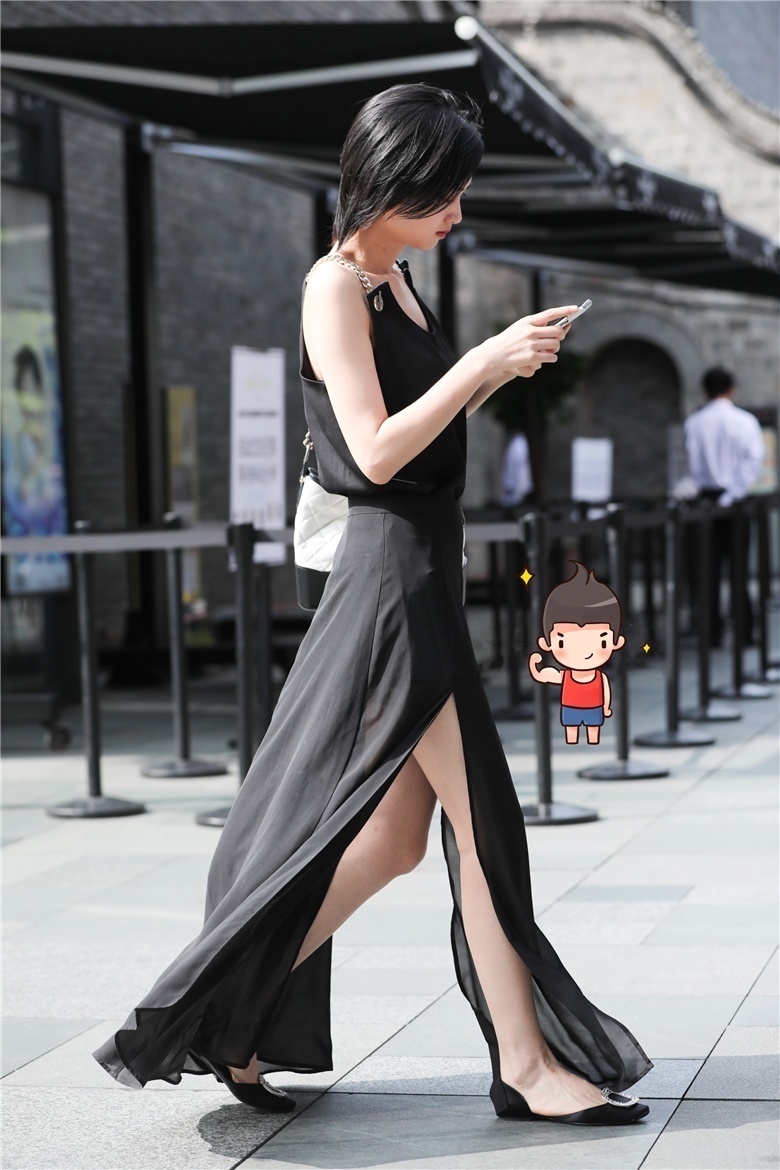 街拍小姐姐一件简单的开叉裙搭配一个斜挎包,青春靓丽去逛街
