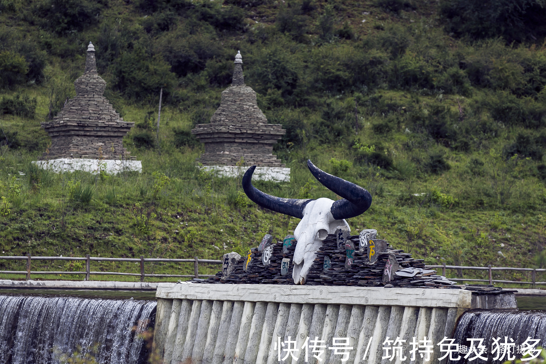 山洞|青海门源这条瀑布很神奇，从悬崖山洞流出，峭壁上达摩像若影若现