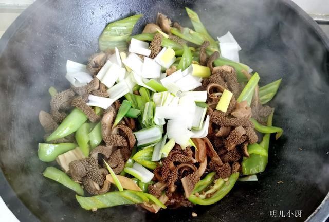 年后,不吃羊肉也要吃它,儿子说它像“抹布”,懂的人吃得香