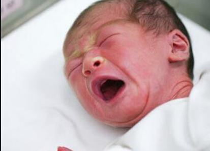 逆袭|当年“丑哭宝妈”的宝宝,逆袭的太彻底了,宝妈:还好当初没扔