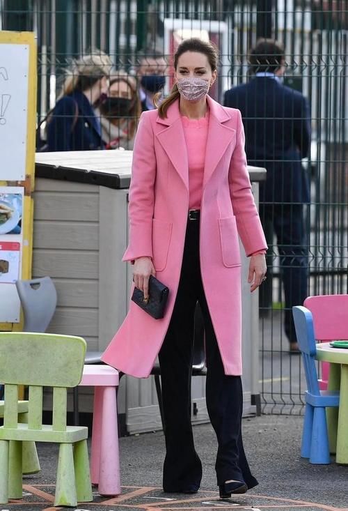 被梅根“泼脏水”后现身！威廉眉头紧皱，凯特穿粉色大衣全程黑脸