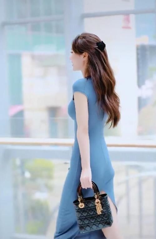 蓝色裹身裙让人一眼难忘,都市女郎优雅又好看