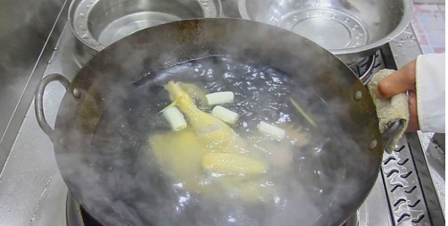 河南|河南大厨教你白切鸡的做法,清淡美味,在家也能做出广式白切鸡