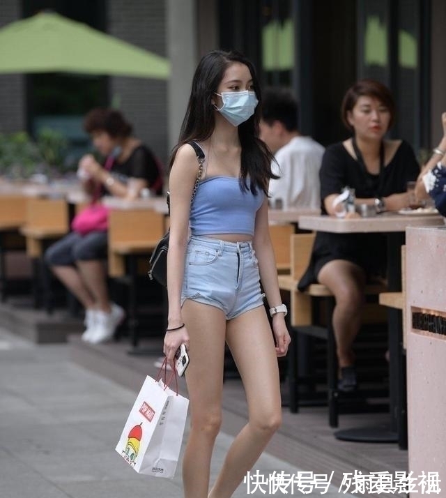 穿搭 减龄的少女穿搭，碎花连衣裙和白鞋，清新甜美的少女感十足