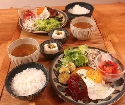 单亲妈妈|日本单亲妈妈晒母女俩晚餐，一人一盘分餐合理，网友：真的好健康