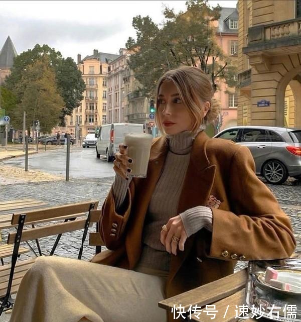 女人过了40岁，少穿“花”衣服，多穿这三个高级色，洋气显白