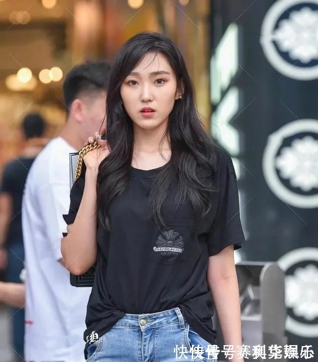 穿搭 微胖身材这样穿才好看,黑色T恤搭配紧身牛仔,遮肉还显小蛮腰