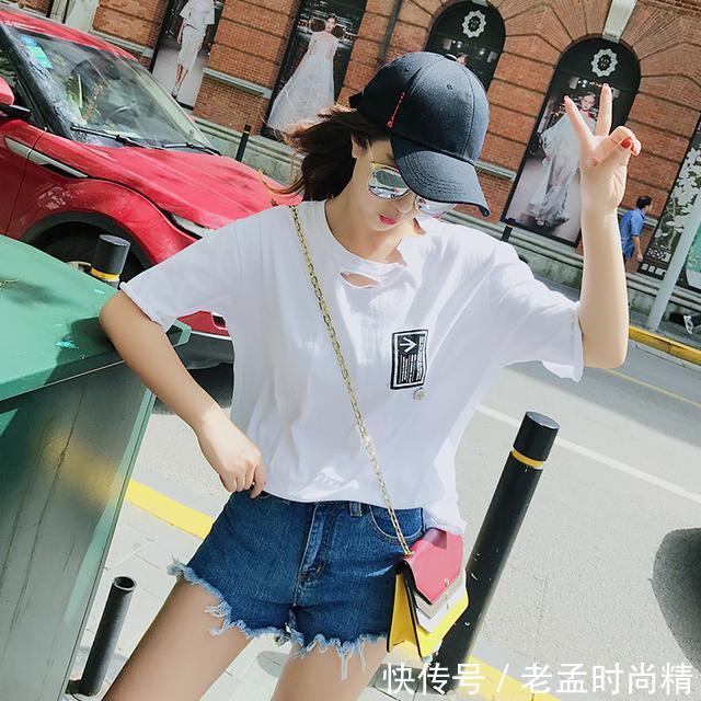 宽松 白色T恤,简单而不缺乏轮廓,考验妹子们的穿衣功力