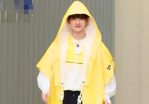 何洛洛|同樣是R1SE成員,《跑男》給周震南何洛洛的頭銜卻不同,分的挺明顯