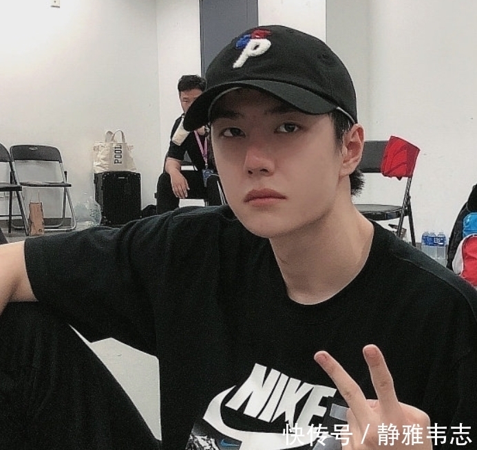 王一博街舞室内花絮被传,镜头一扫而过,23岁素颜我没眼花吧