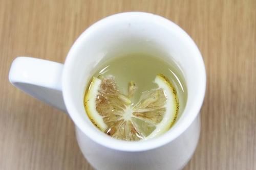 早起喝水能养生,白开水、柠檬水、蜂蜜水和盐水,早上喝哪个好?