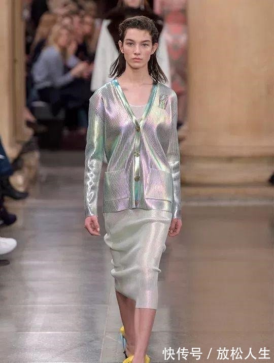 街拍|高跟鞋竟放“刷碗海绵”, 不磨脚只卖800英镑值吗!