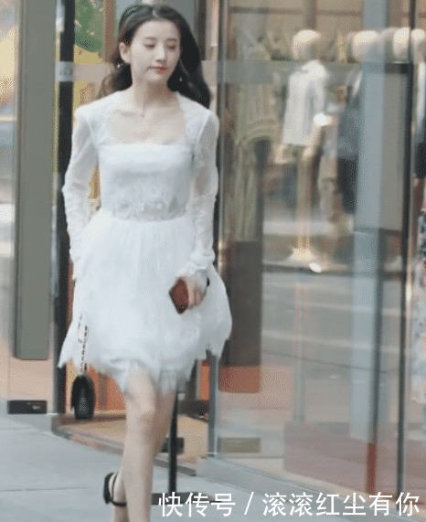 美女跑这么着急，是上班快迟到了吗
