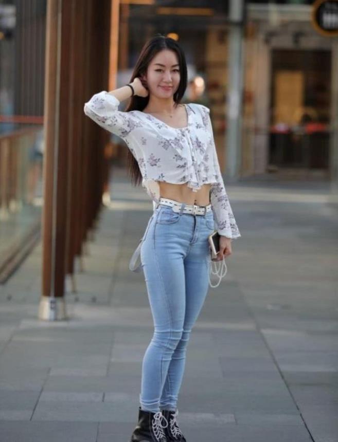 收腰|街拍精致优雅的短发小美女，身穿收腰连衣裙，气质高雅