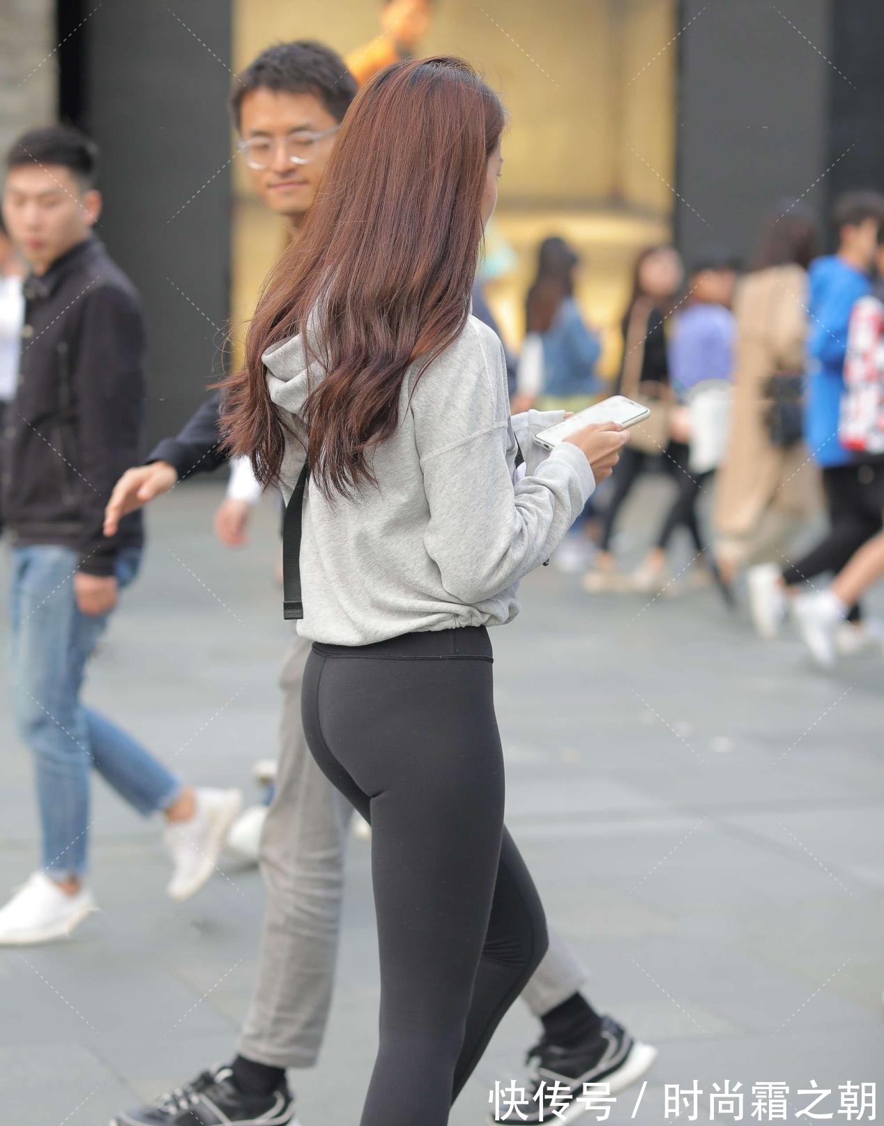 灰色 浅花灰小款连帽卫衣,搭配黑色高腰弹力裤,休闲清爽搭配