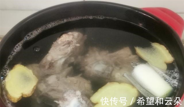 玉米|天气寒冷，要经常给家人喝这个汤，健脾胃，滋补身体不怕冷！