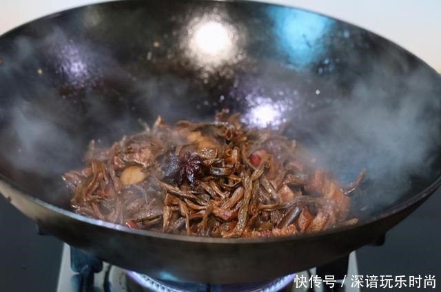  鲜豆角|干豆角怎么吃教你炖肉贴秋膘，豆角吸满了汤汁，混着米饭太香了