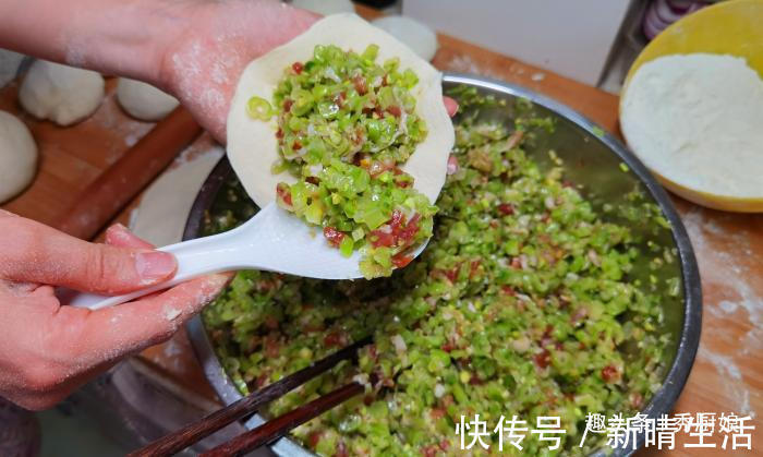 搅拌均匀|三伏天,遇到此菜别手软,钙是鸡肉7倍,现在正当季,蒸包子真香