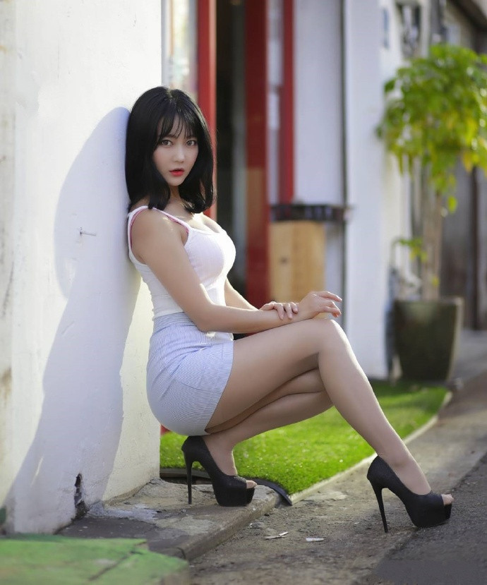 包臀裙 美女白色的背心搭配紧身包臀裙, 风情满满有些妩媚, 好喜欢