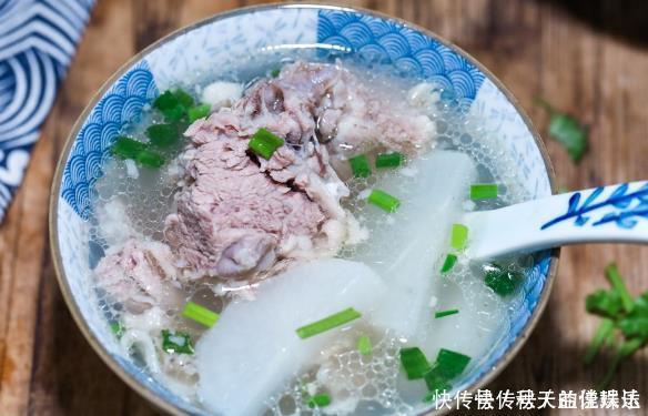 冬天要常吃羊肉，炖羊肉时，别放太多料，3样就够了，汤鲜无膻味