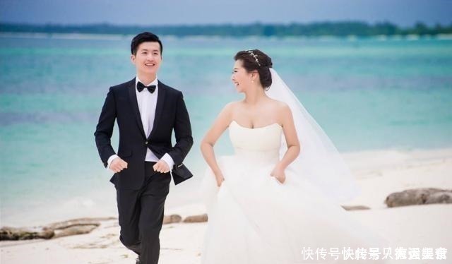 婚礼新郎帮新娘提裙子,原是很甜的动作被批没礼貌,新娘当场黑脸