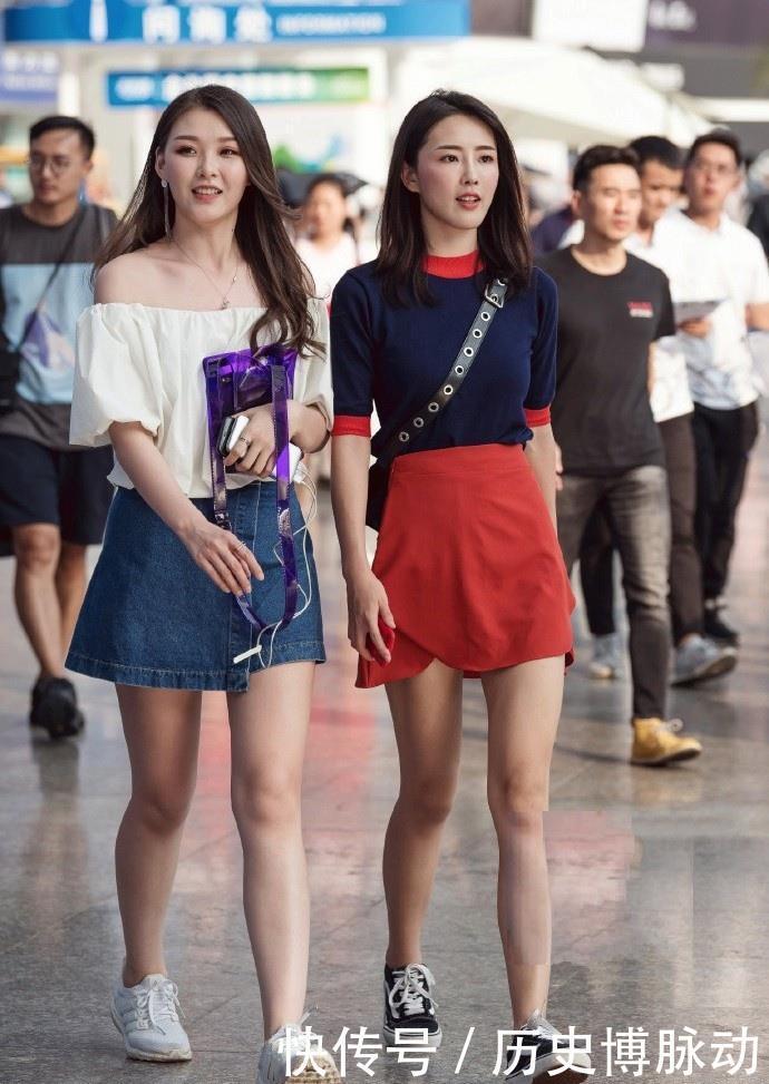 百变时尚的穿搭，短裤和裙子这么搭配，简约大方有气质