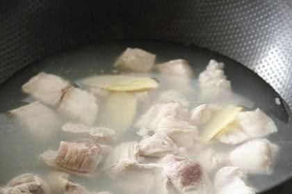 糖色|做红烧肉时,要不要单独炒糖色?这一步做错,出锅后甜腻又难吃