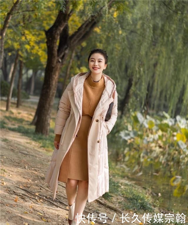 毛衣下面不一定要搭裤子，今年流行“毛衣+半长裙”，气质又高级