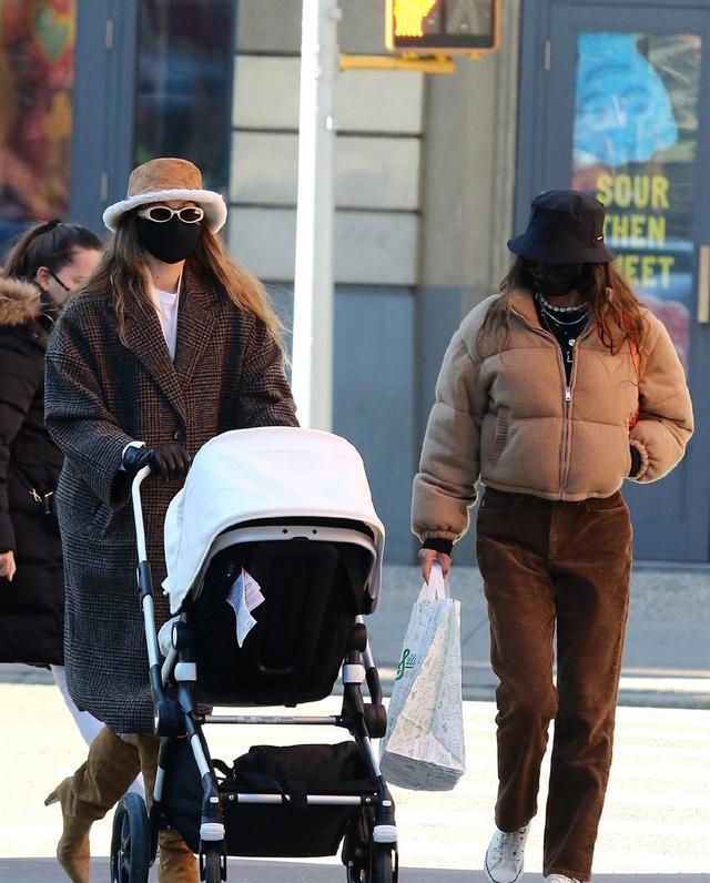 吉吉哈迪德穿时尚大衣戴小圆帽推儿童车带娃, 很有高贵潇洒范