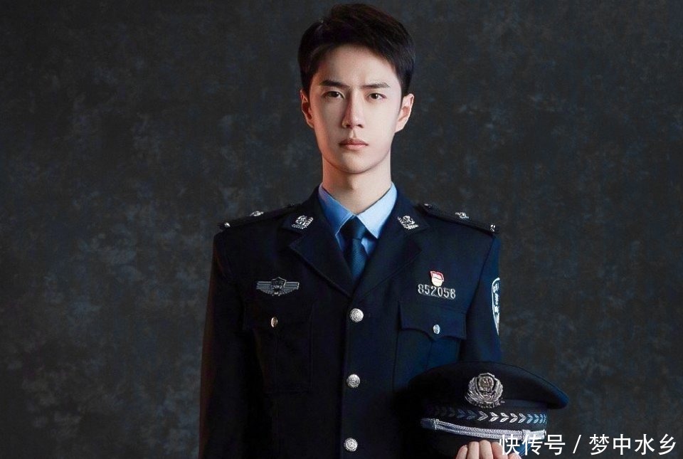 应援,警察肩章暴露级别,粉丝秒变事业粉