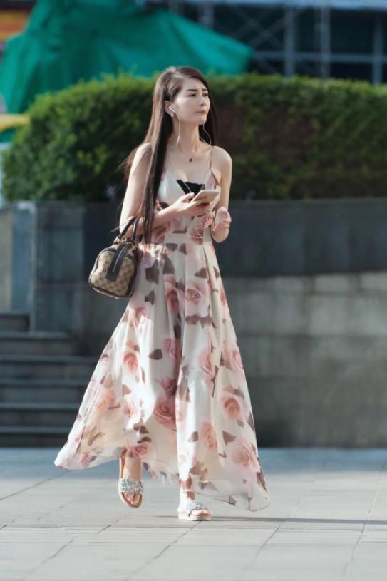 街拍：成熟性感的小姐姐，身材丰腴妩媚动人，尽显十足魅力