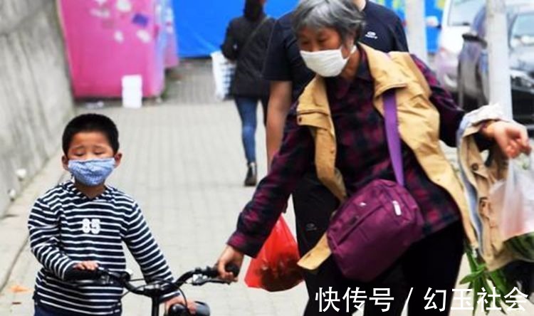 教育|“熊孩子”倒地撒泼惹围观,奶奶一句话立马乖乖爬起,家长都该学