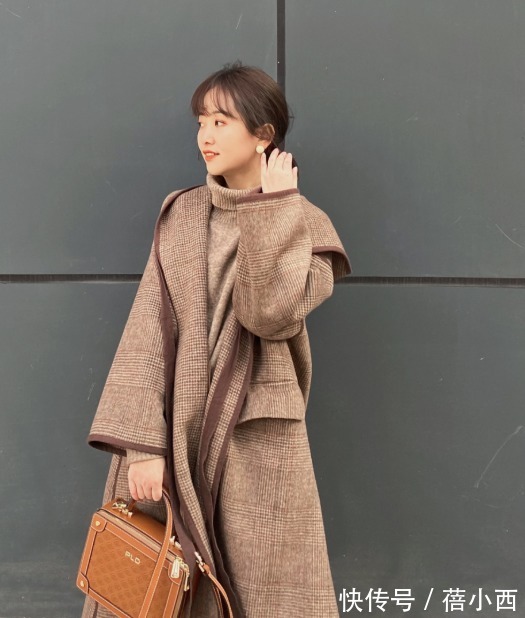 博主 羽绒服穿腻了?今年流行“大衣”,搭配毛衣、阔腿裤,时髦又洋气