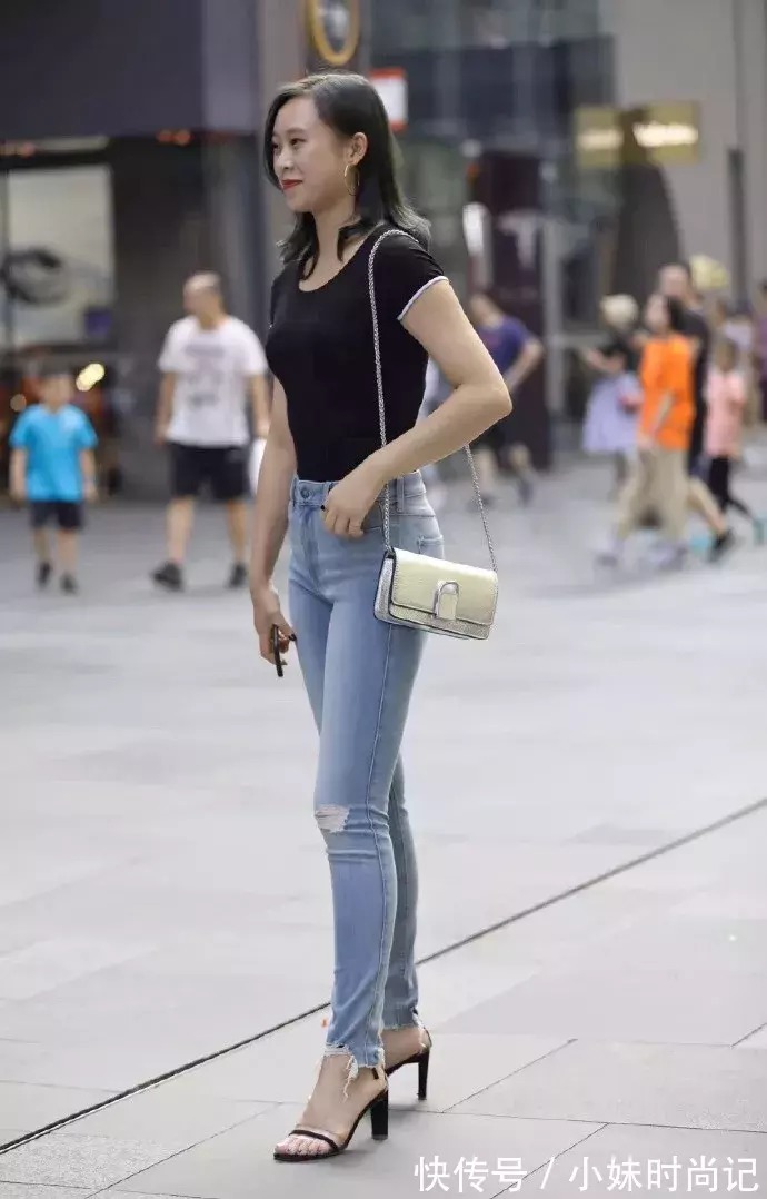 穿搭|女性搭配高跟鞋,展现出青春的气息