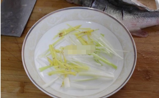 鲈鱼最简单的家常做法,鲜嫩少油,在家也能做出大厨的档次